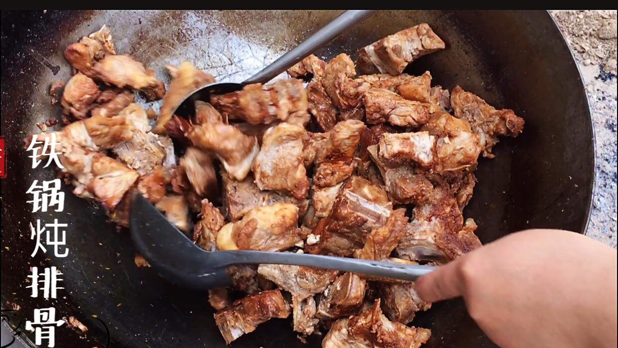 铁锅炖排骨就是香,烧柴火顿了两个小时,出锅孩子抢着吃,真解馋