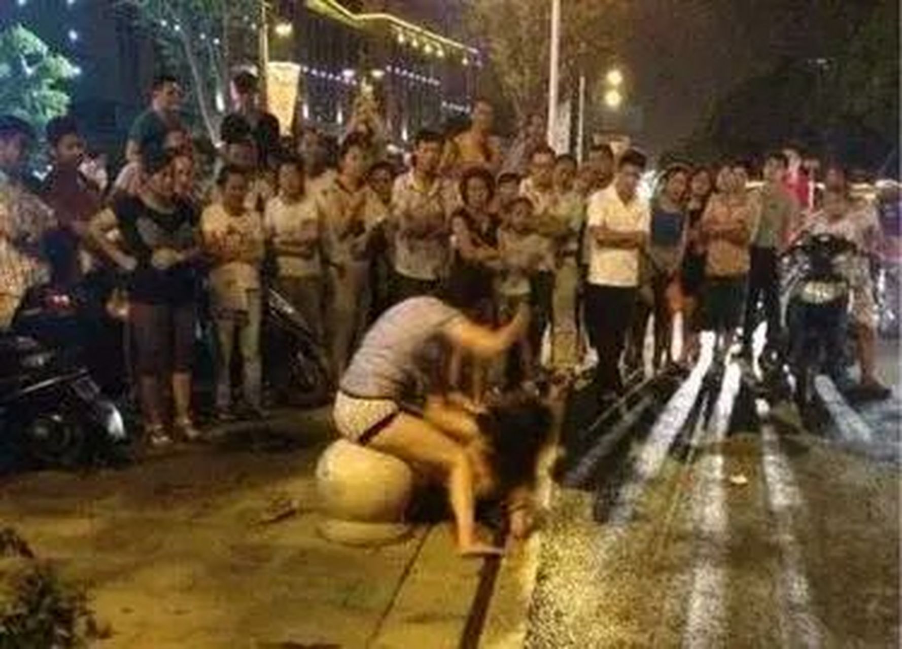 哈哈[嘻嘻]女人打架,男人们凑热闹[尬笑]