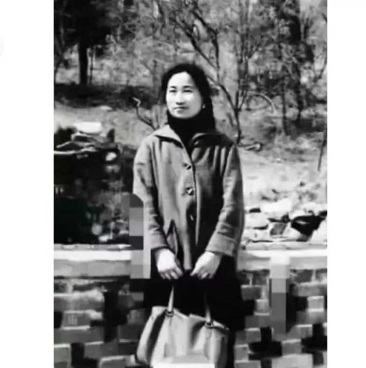 1968年北京,屠呦呦提着拎包,穿着简朴,脸上更不施粉黛.