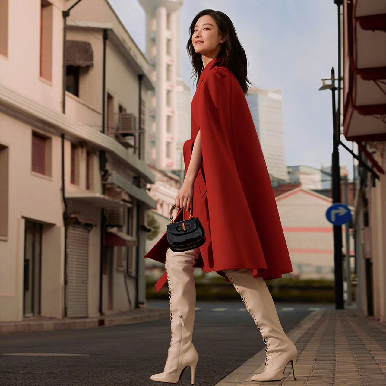倪妮寰宇古驰典藏展宣传大片,午后暖阳街头,一身红衣造型,明亮又漂亮