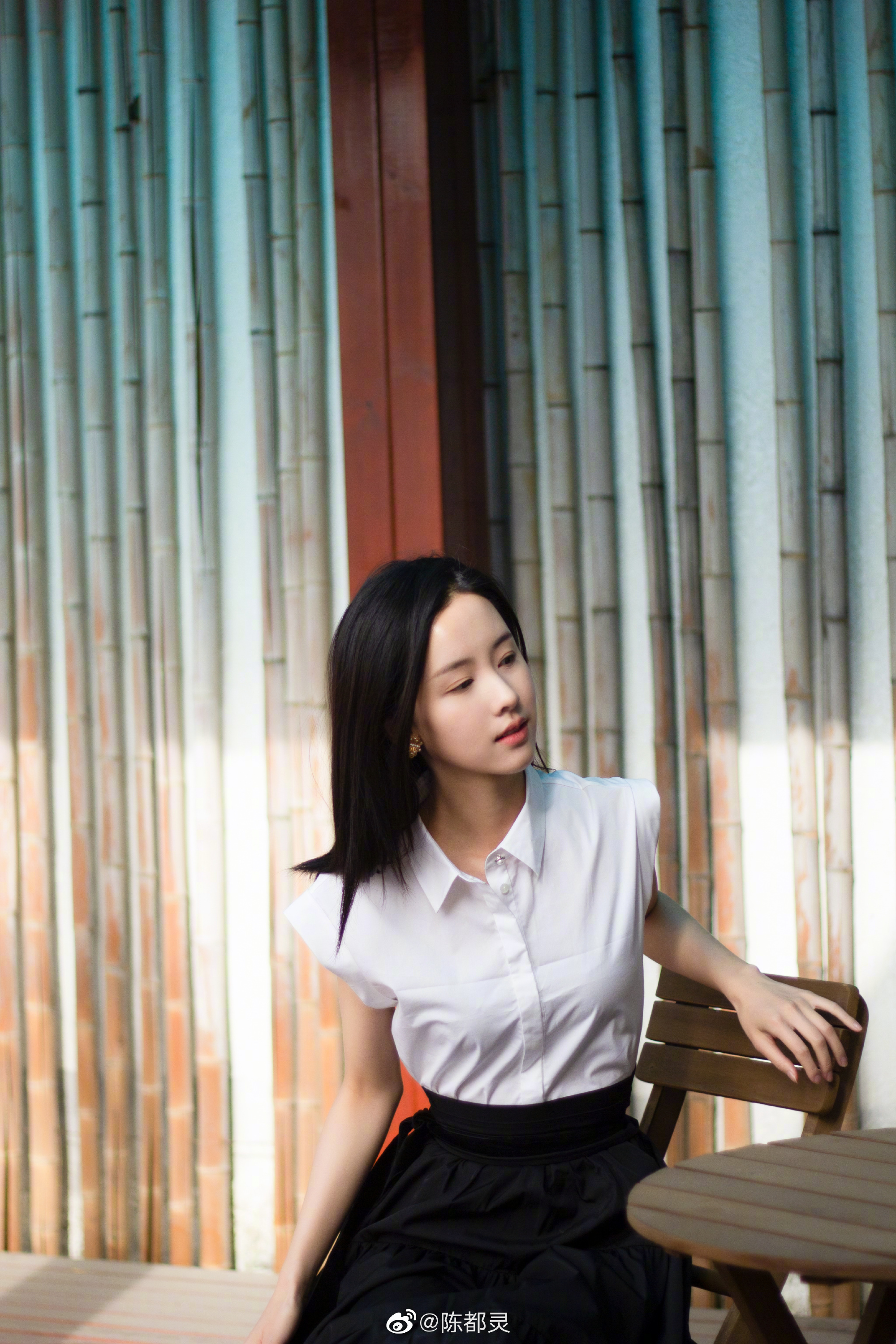 陈都灵白衬衫黑裙写真大片