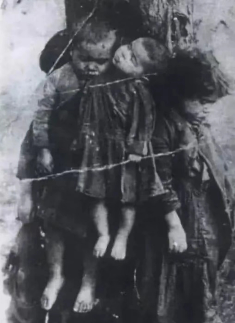 1937年,南京大屠杀时,几个中国孩子被日寇残忍杀害的场景.