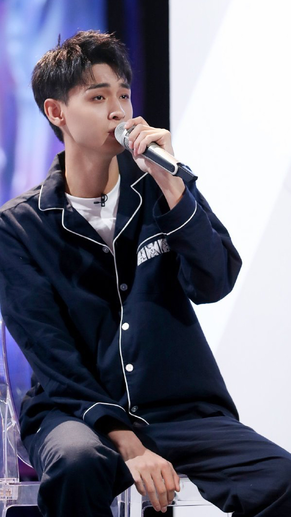 秦霄贤唱歌是行走的低音炮吧开口即惊艳