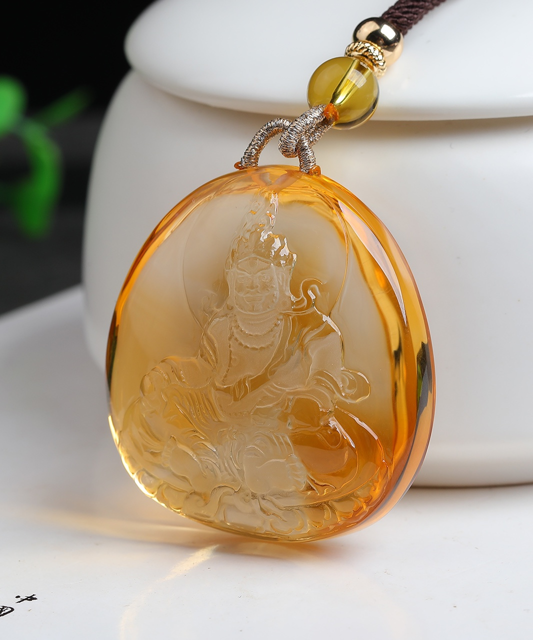 水晶财神吊坠 雕工非常繁琐,需要雕刻师傅精赞的技术 黄财神寓意财源