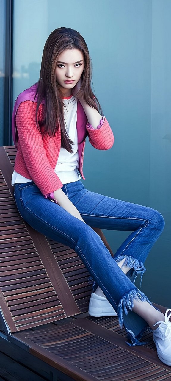 林允,紧身牛仔裤展现出的青春活力感