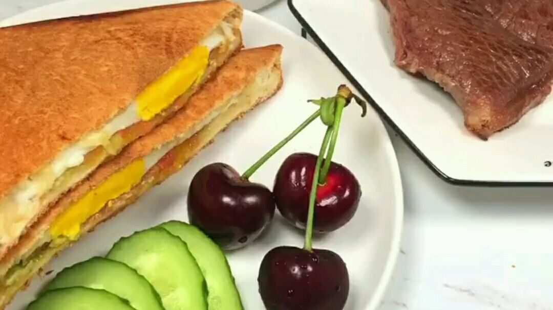 营养早餐食谱简单快速做法,10分钟搞定美味牛排番茄鸡蛋饼