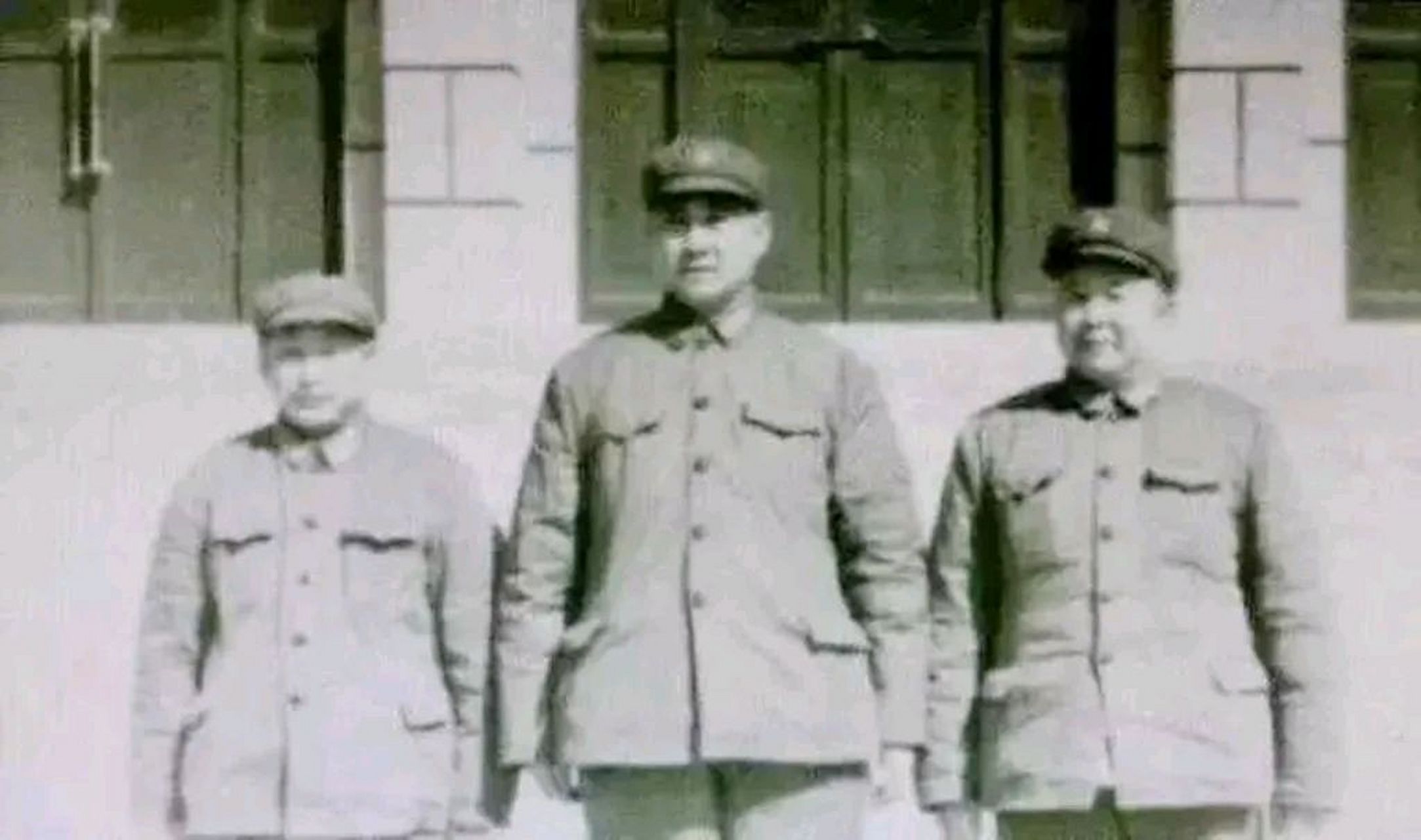 1980年,武汉军区第54军军长李九龙将军(中)和160师师长张志信(右),160