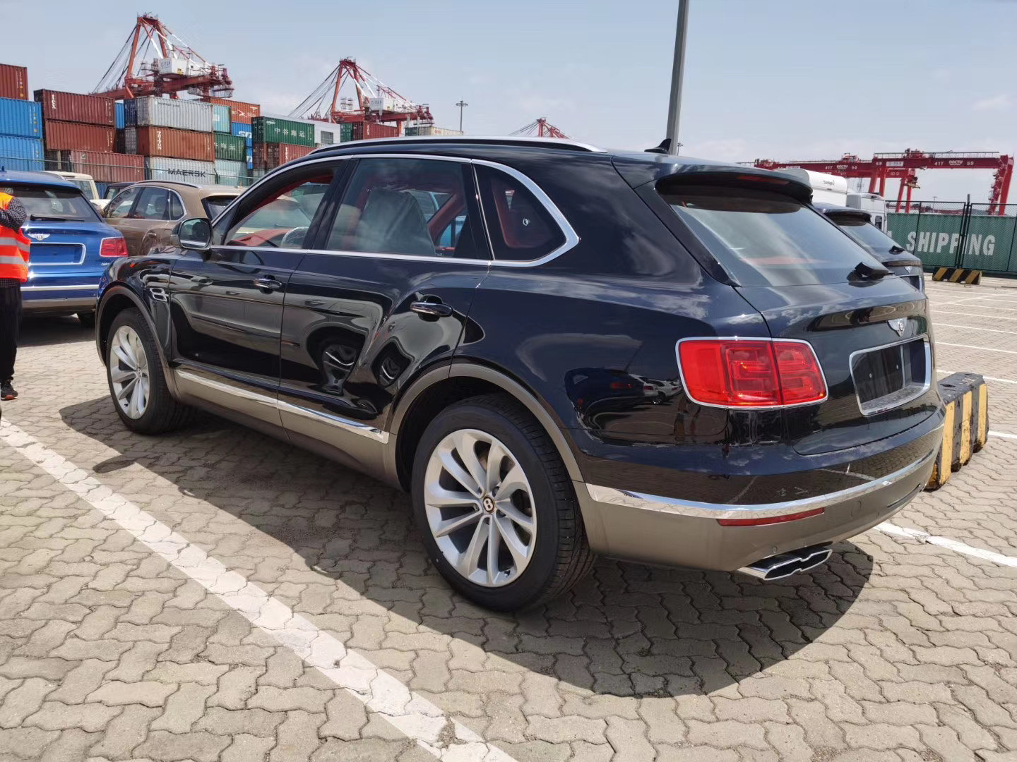 2020款宾利添越v8,鲸鱼黑/热刺红,有没有心动的感觉?