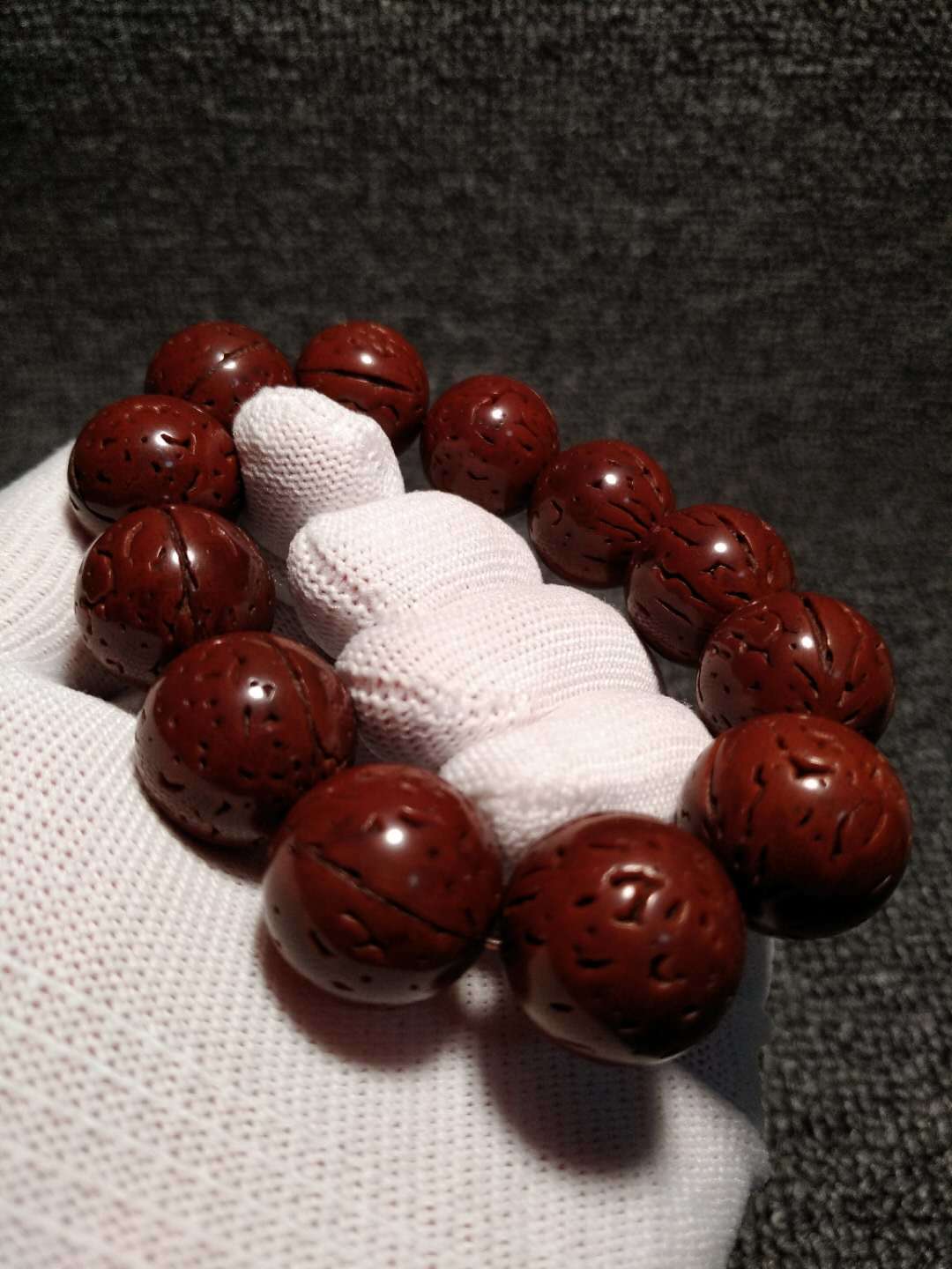 文玩人吃桃子,一丝不剩,桃核制作的手串,包浆之后真美!