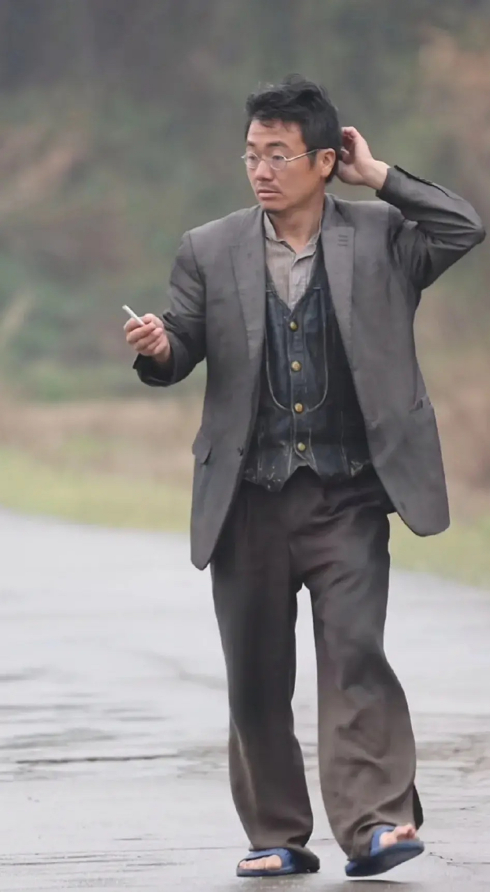 西服是尊严, 拖鞋是生活, 香烟是无奈, 眼镜是迷茫.