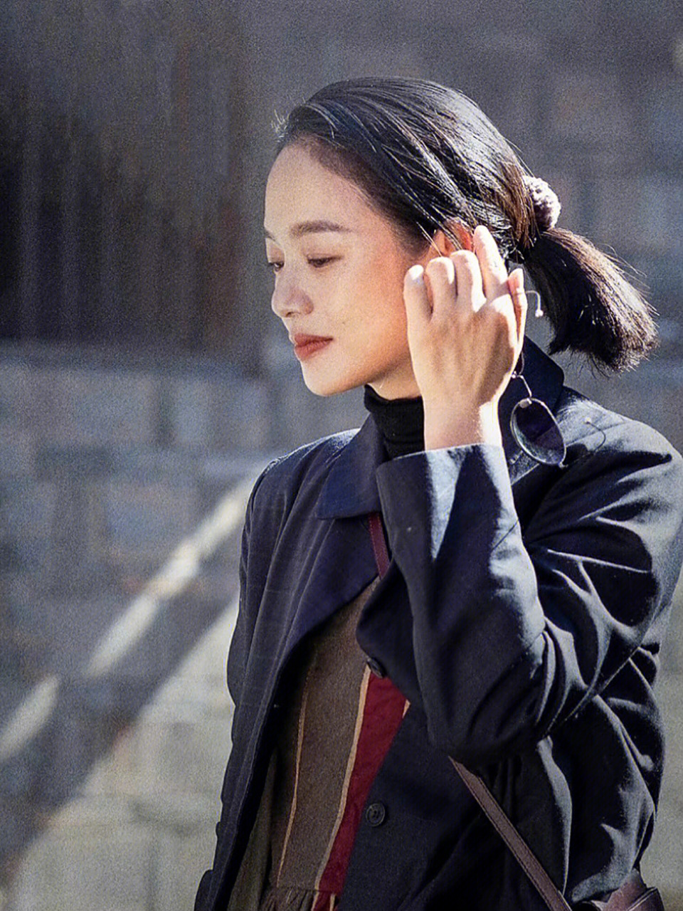 《邪不压正》女主角周韵,穿着paul harnden由内而外的散发出一种