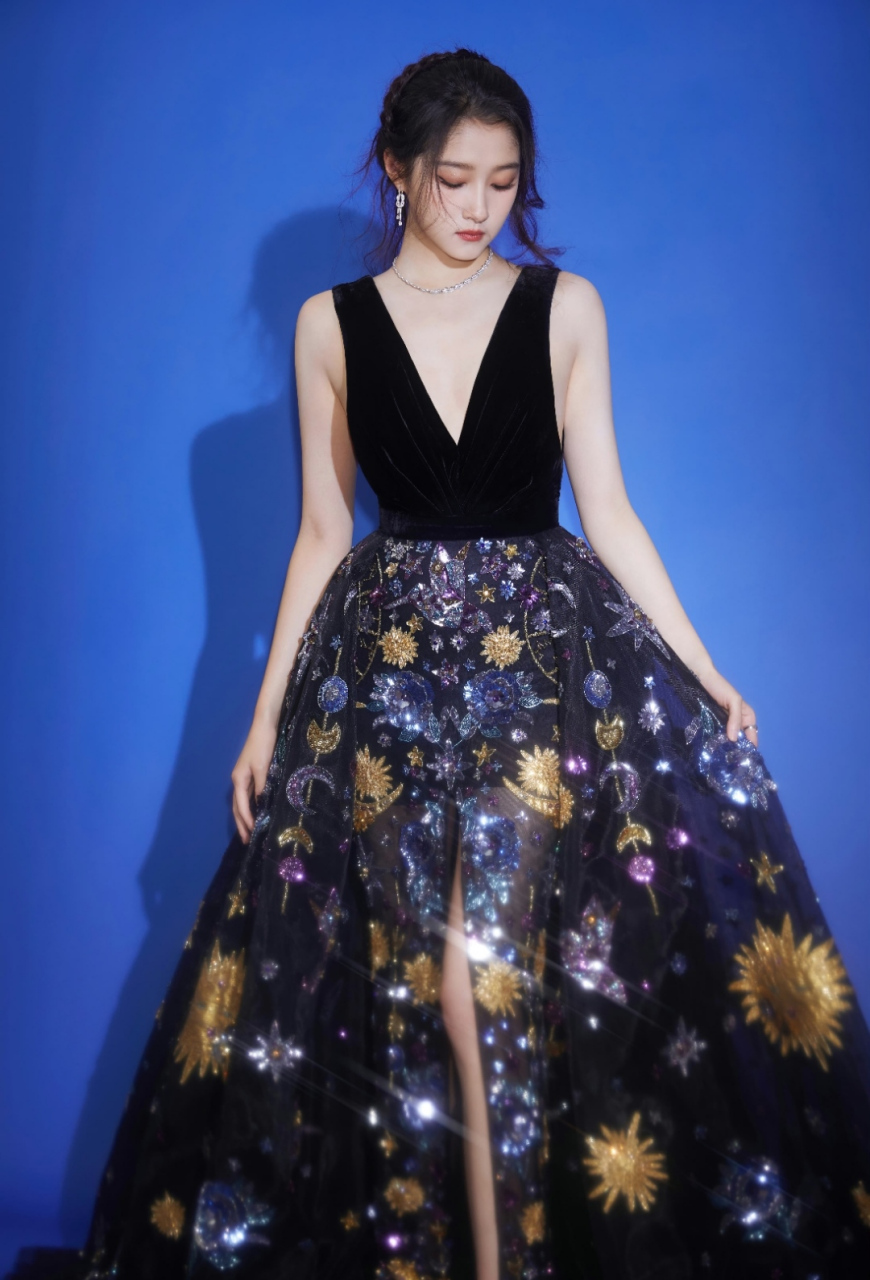 关晓彤出席活动美照造型,一身晚礼服优雅高贵,修长的美腿,高挑的身材