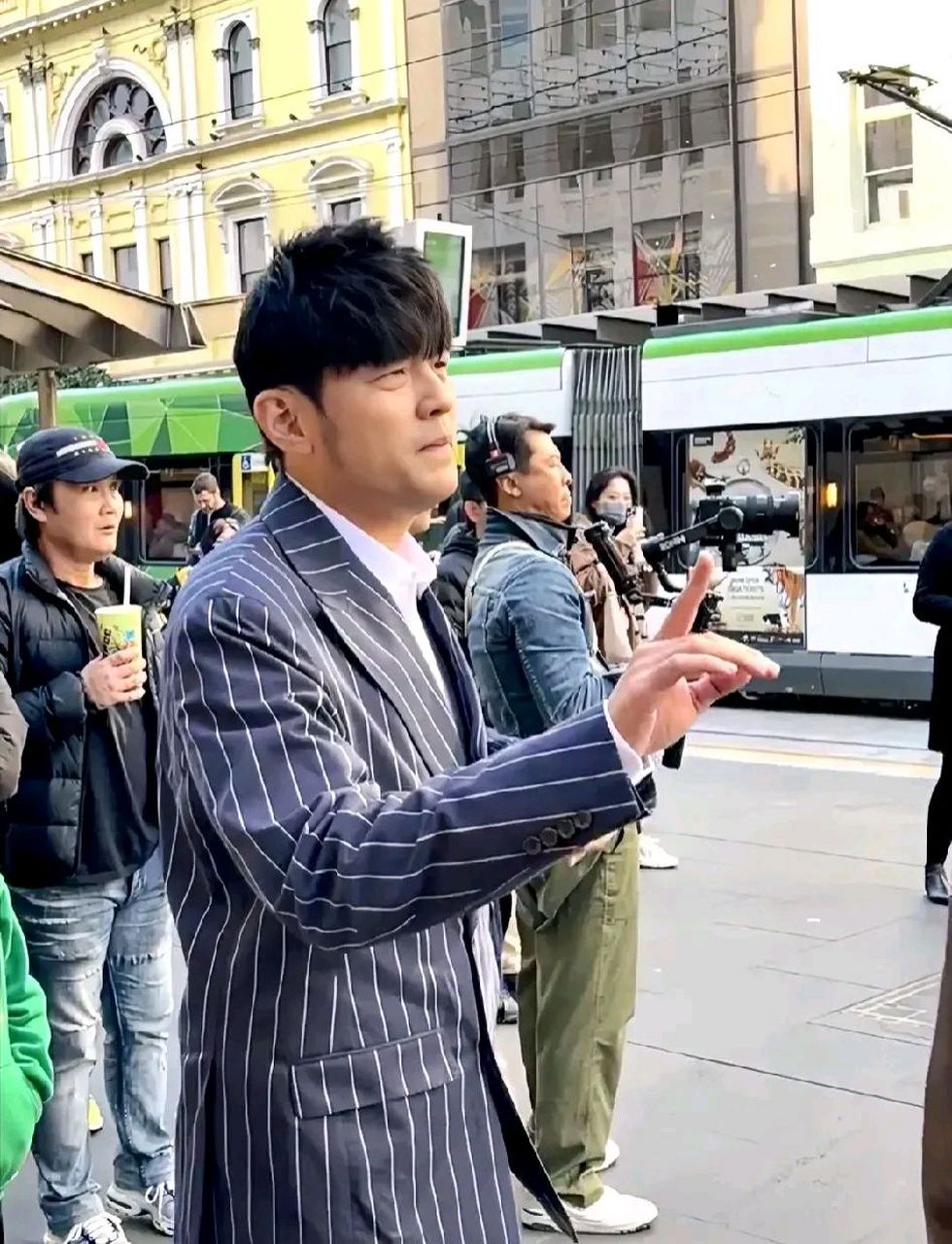 看了,周杰伦的头发是真的, 风再大也吹不掉.