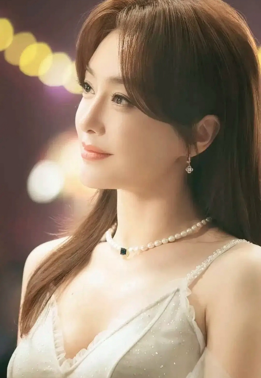 秦岚[撒花][撒花][可爱]复古白色吊带裙,梦幻空灵,朦胧神秘,摩登优雅