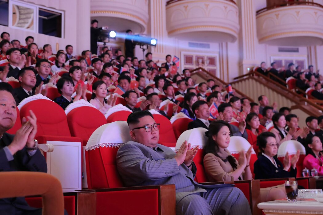 在专门向海外传播朝鲜政权信息的朝鲜中央通讯社发布的一张照片中,金正恩和妻子今年1月在朝鲜首都平壤参加阴历新年庆祝活动。