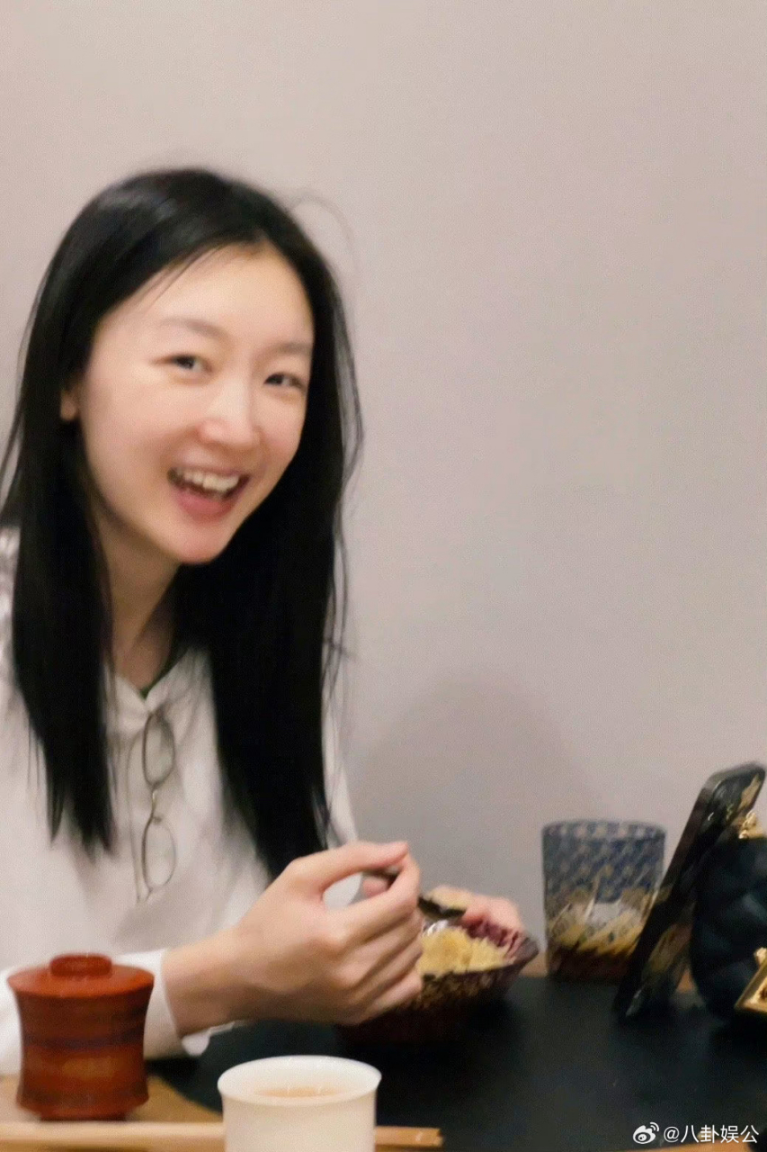 周冬雨素颜照真好看,有一种清澈的美,整个人很有活力很有生机的样子