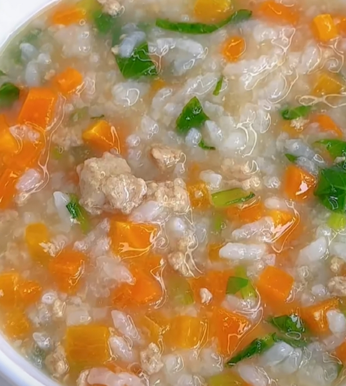 我的美食分享#  青菜胡萝卜瘦肉粥  食材准备:青菜,胡萝卜,瘦肉,大米