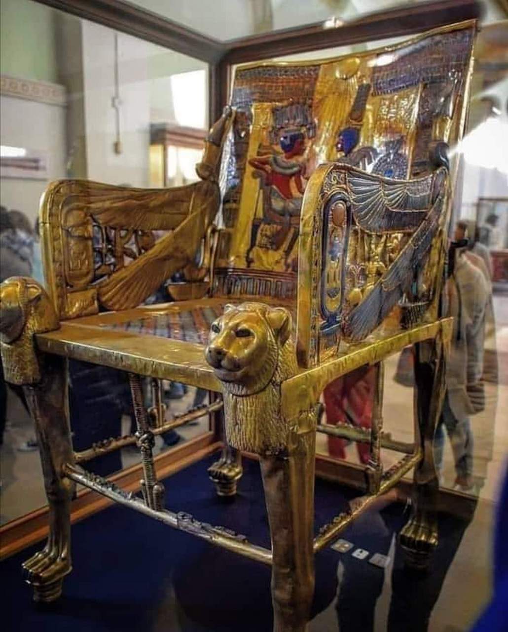 图坦卡蒙(公元前 1341-1323 年)的王座,由金箔,木雕,宝石,彩色玻璃和
