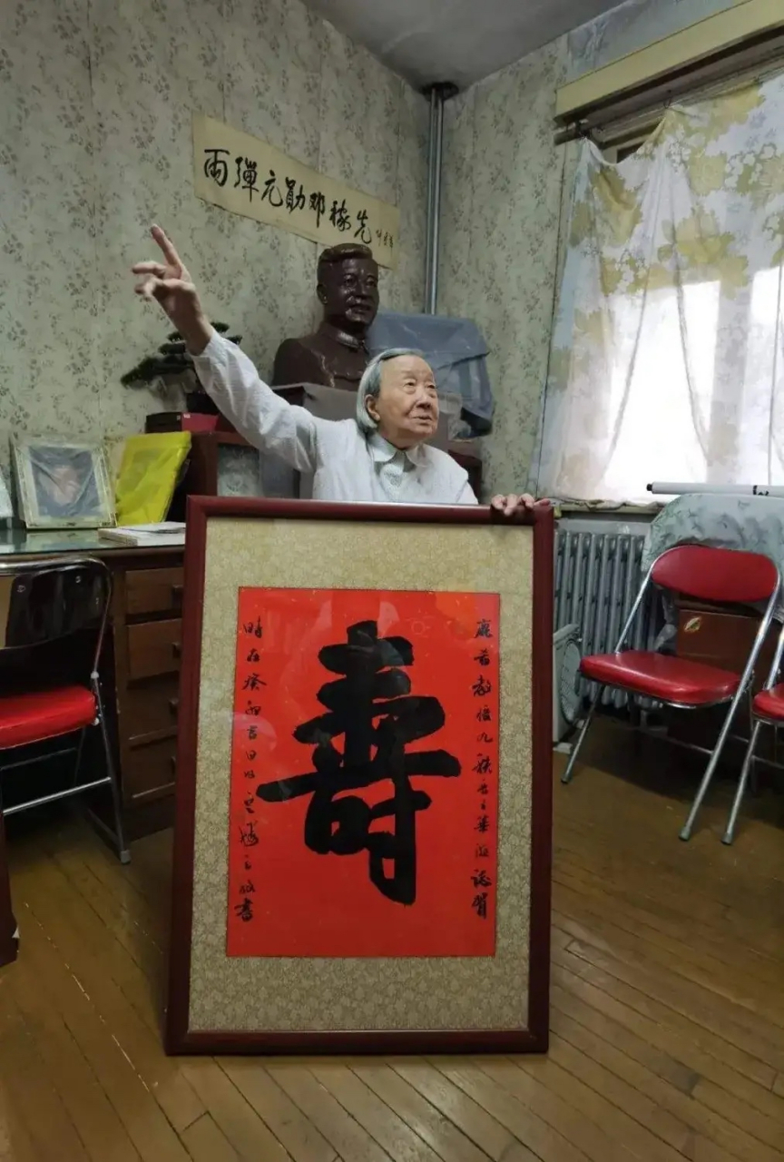 邓稼先的妻子许鹿希95岁生日, 贺寿人员络绎不绝.