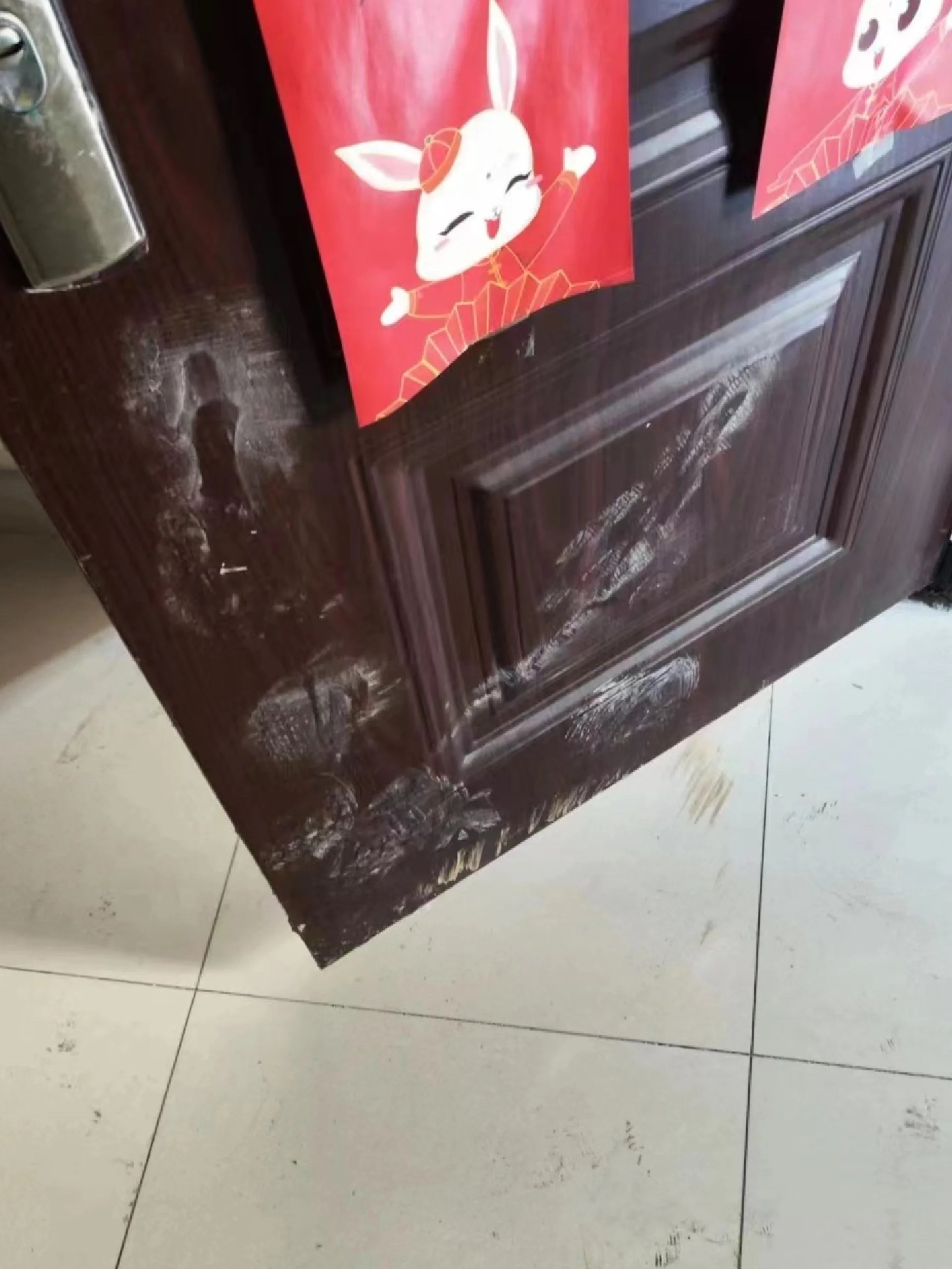 开工第一天,邻居来踹门!