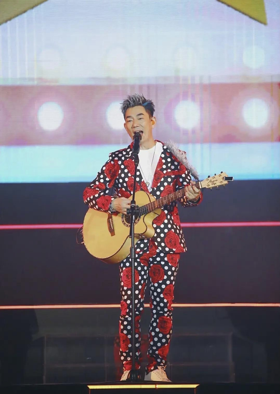 在2023年的任贤齐"奇迹·在路上"巡回演唱会的沈阳站,在点歌环节中