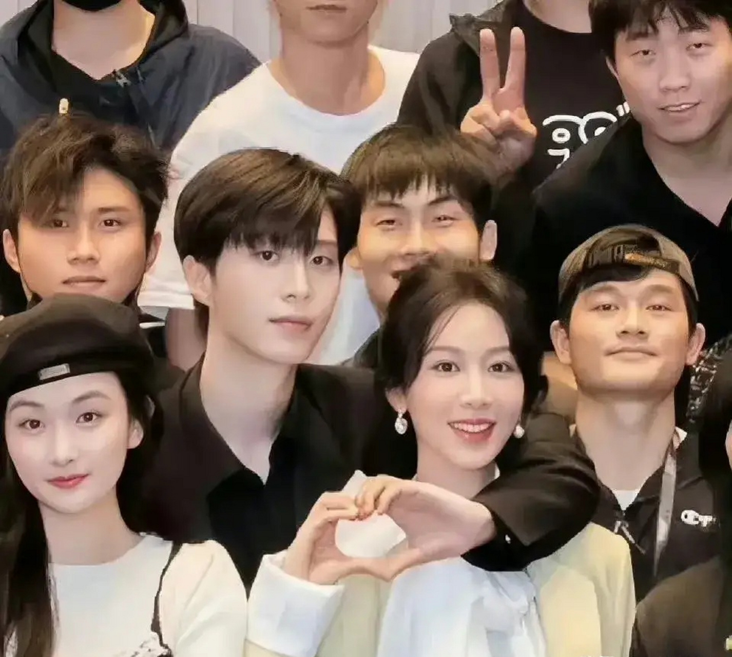 杨紫范丞丞合影时绕脖比心# 哇塞,紫妹与丞丞互动好甜啊,网友们想好