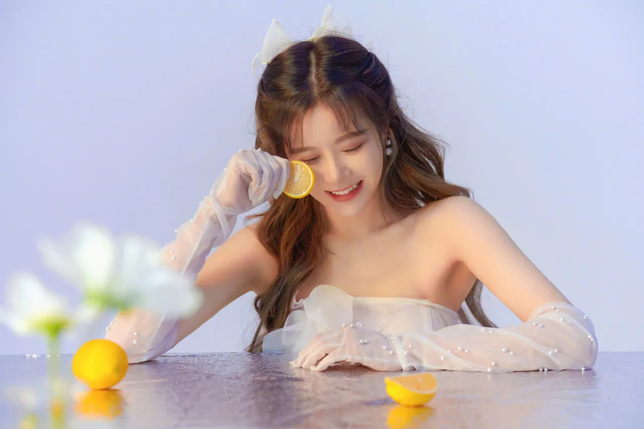 一起来看看段艺璇的公主风写真.纯白色的裙装,可爱的蝴蝶结