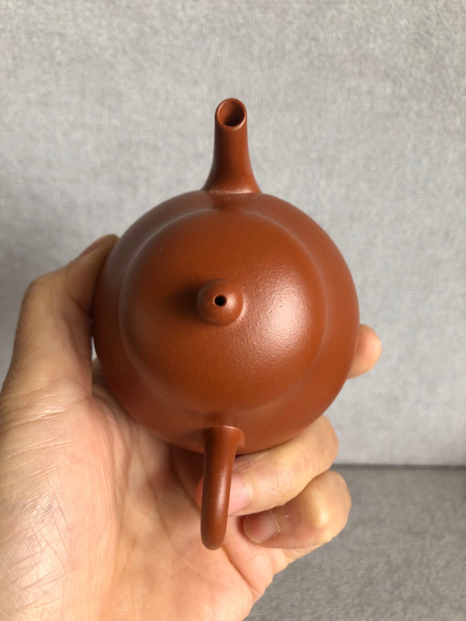 高梨·朱泥·140cc·内推球孔高梨紫砂壶的重心 与一般的梨形壶相比要