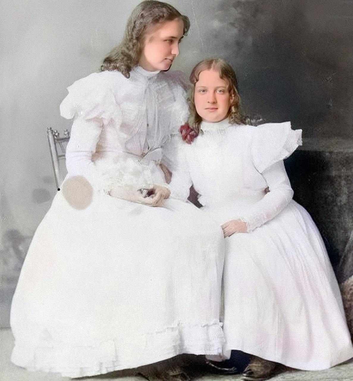 1898年,18岁的海伦·凯勒与12岁的妹妹德雷德凯勒在一起.