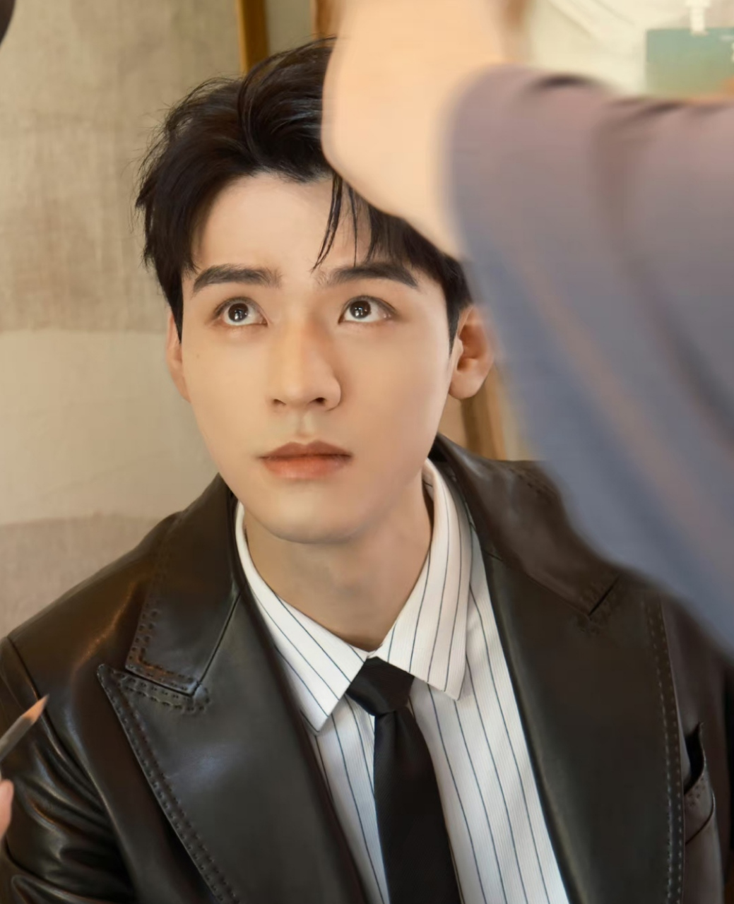 龚俊休息时间看手机,手指纤细修长特别好看,侧脸名品鼻子也是大家羡慕