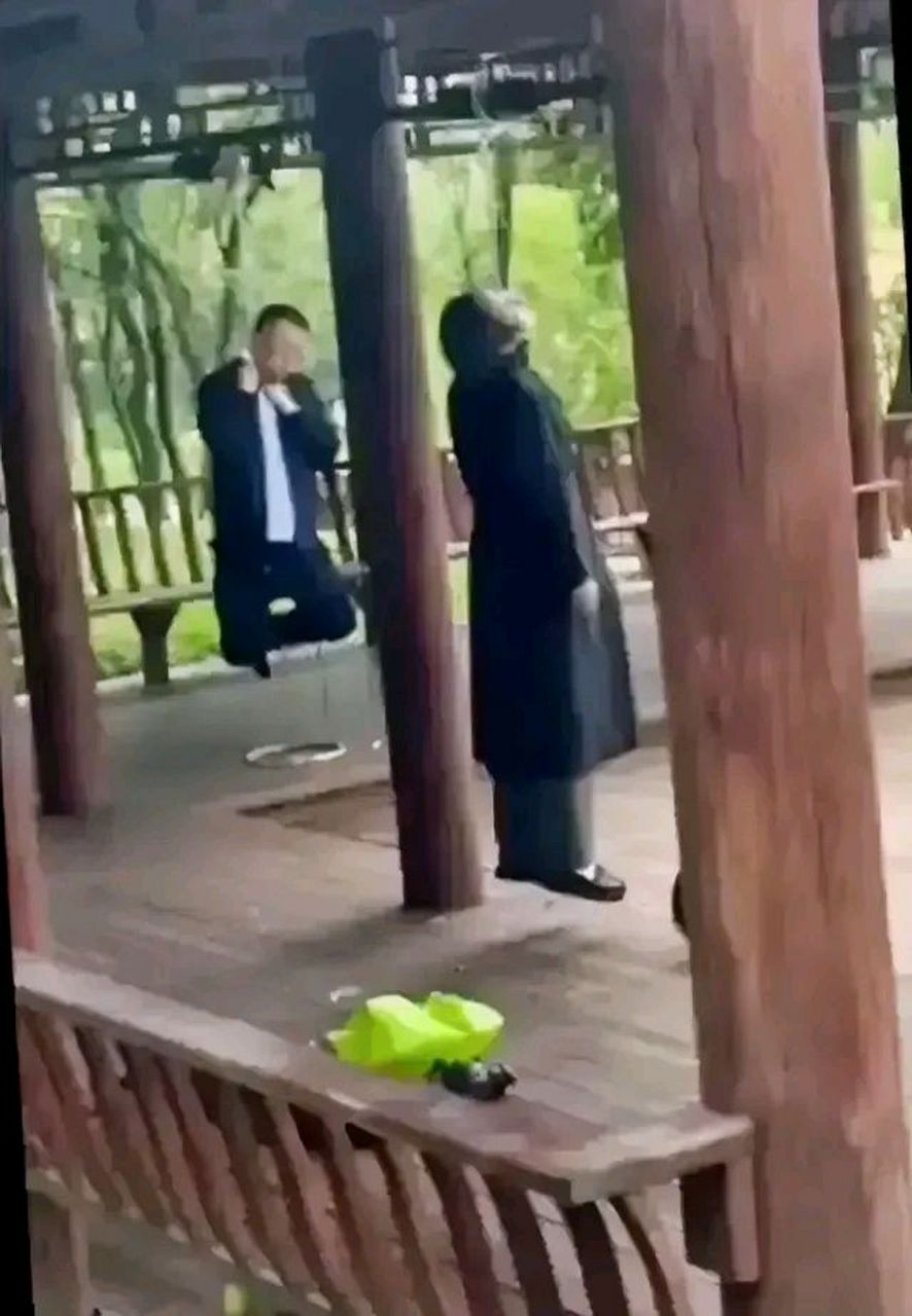 一对母子在这个美丽的公园内上吊自杀,他们分别是71岁的母亲李秀芳和