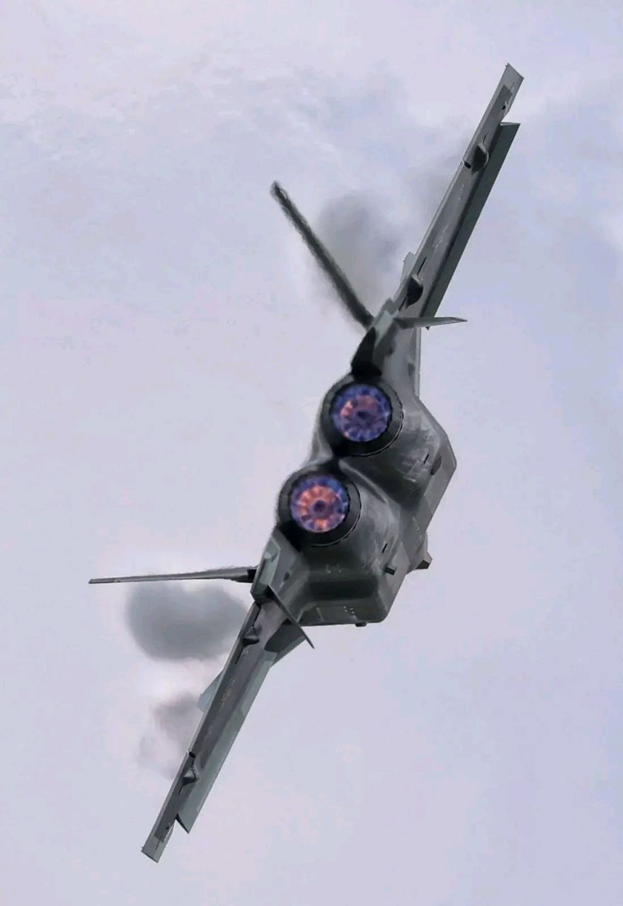 2023长春航空展上,一架开加力起飞的歼20发动机尾焰呈现了不同焉