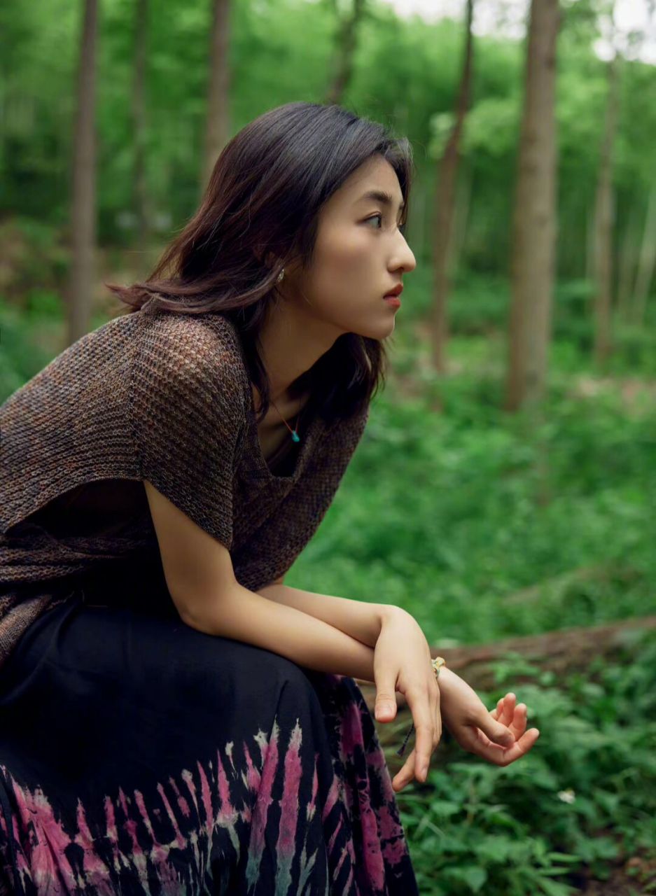 张子枫向往森系写真,张子枫向往的生活写真,咖色针织马甲印花裙,森林