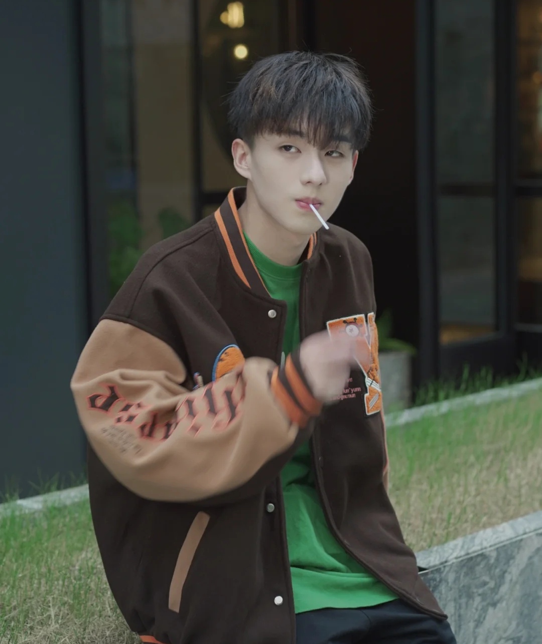 校草级乖乖少年,神仙级的颜值,暖暖的形象,妥妥的小说男主长相