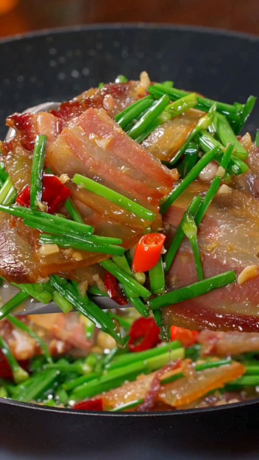 农家腊肉炒韭菜苔看着都让人流口水#最地道的家兴菜#很下饭的家常菜