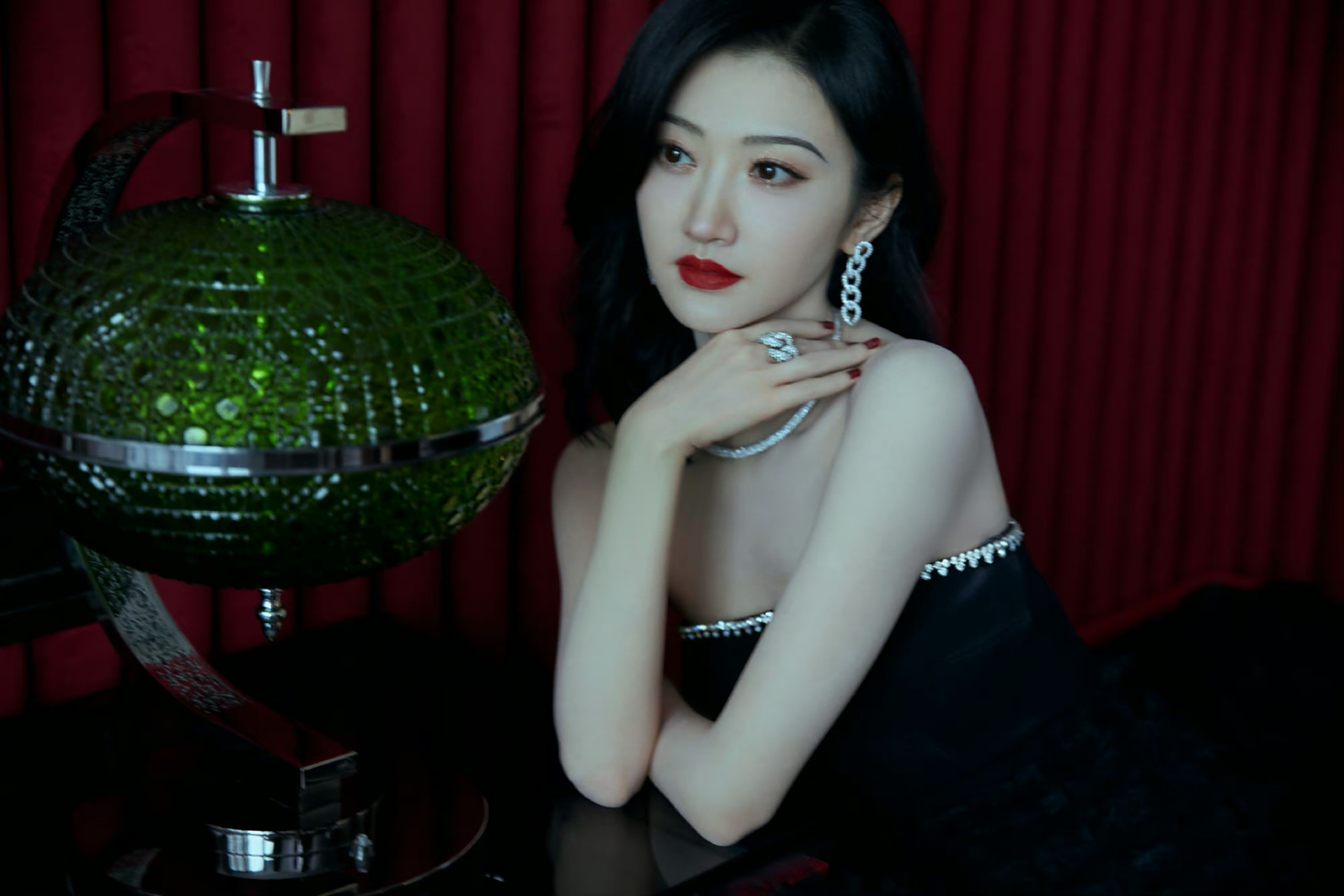 景甜一袭黑裙亮相腾讯视频年度发布会,身穿礼服来自rebecca vallance