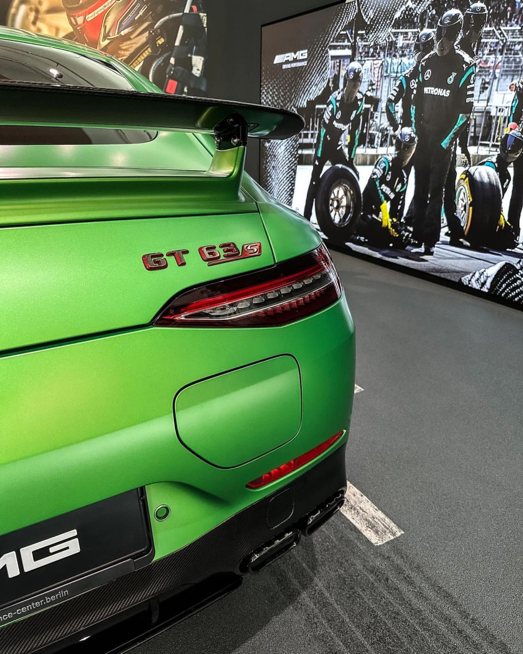 奔驰家族最速轿跑,恶魔绿的奔驰amg gt63s,假如给你300万,会不会选择