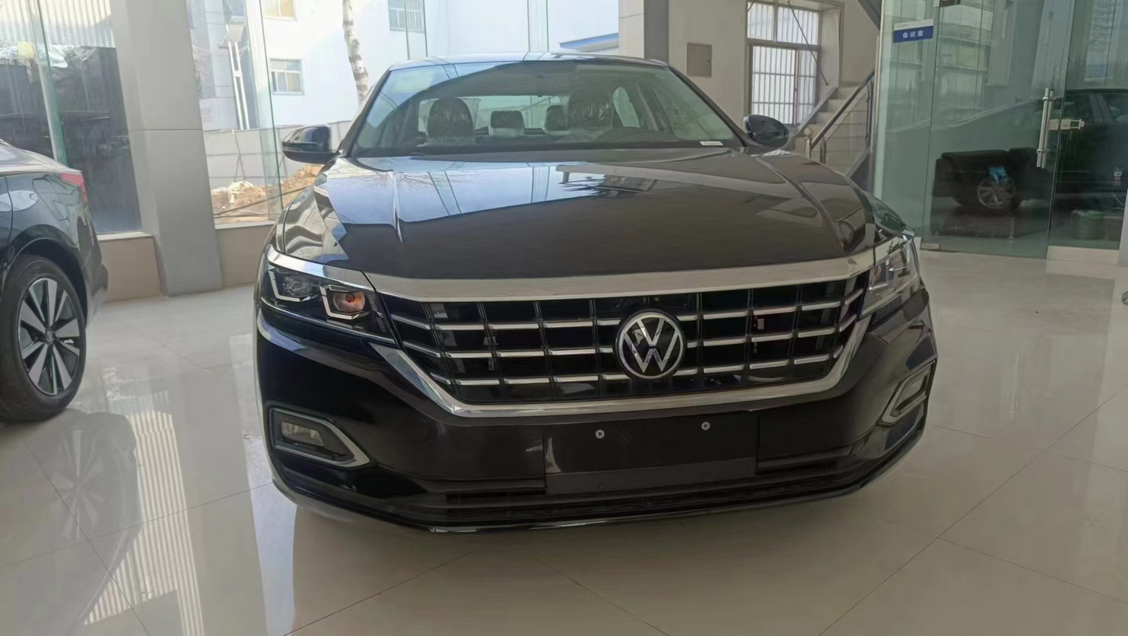 帕萨特280商务版 【指导价格】189900 【亮点配置:280t发动机,无钥匙