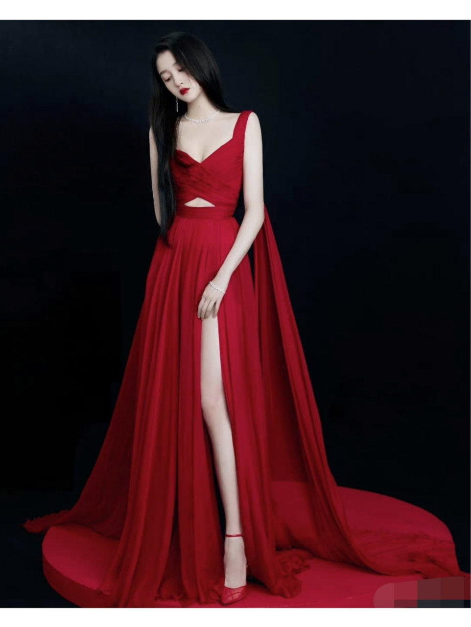 关晓彤[心]一絮大红吊带连衣长裙,身材修长  婀娜多姿  性感妩媚迷人