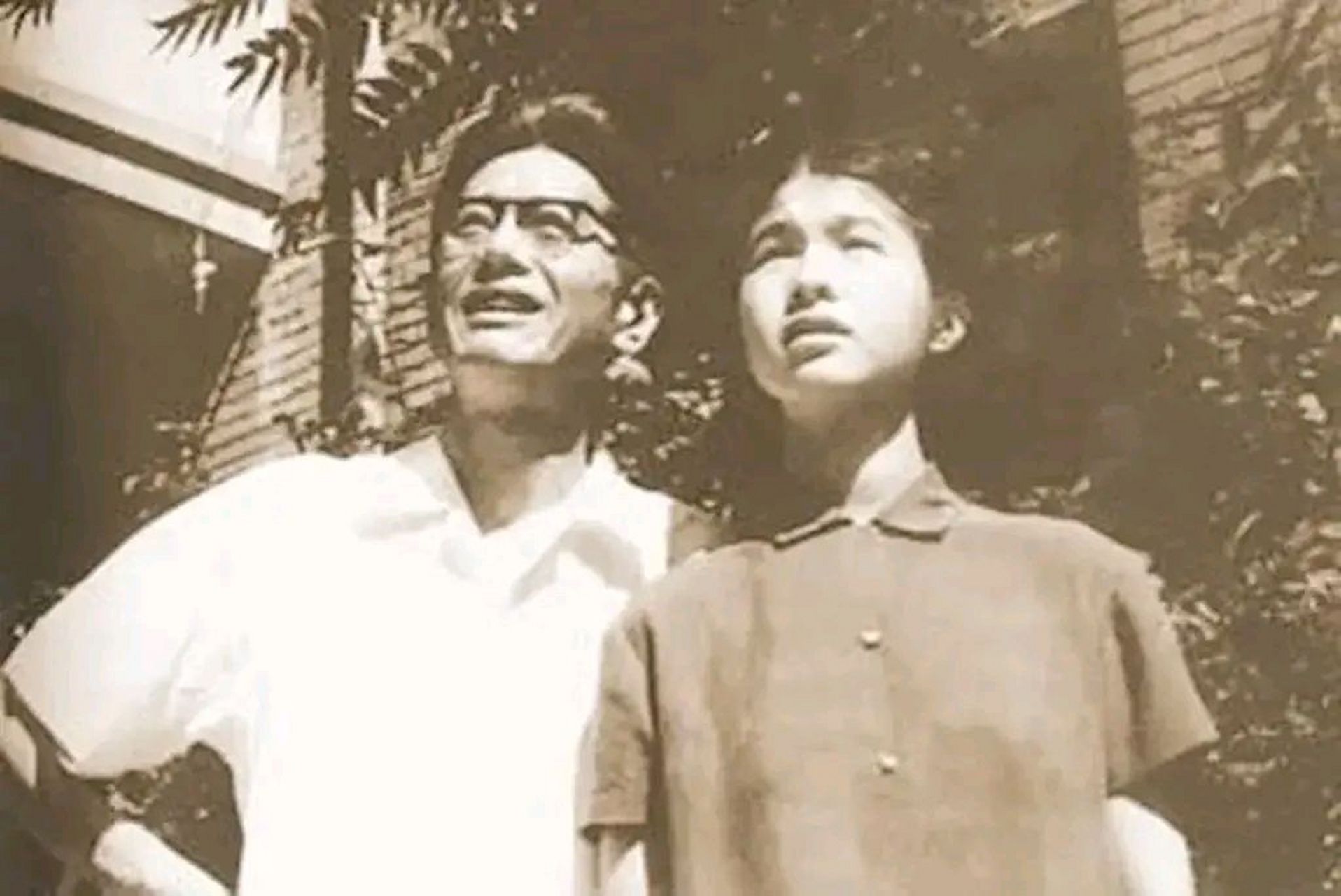 1969年,乔冠华同志和女儿乔松都在一起的合影,乔冠华与前妻龚澎生有两