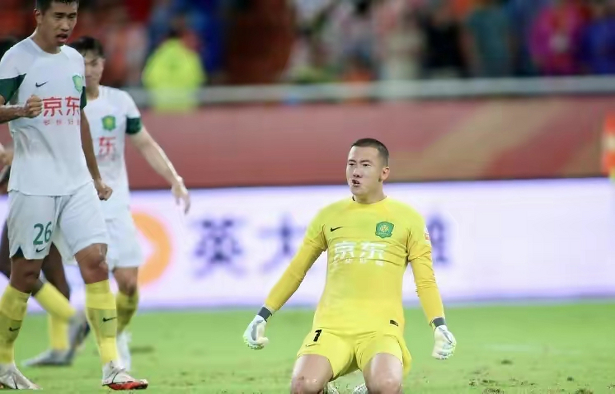 中超再现"佳琪滑跪"名场面  在国安客场与泰山队比赛中,因廖力生过于