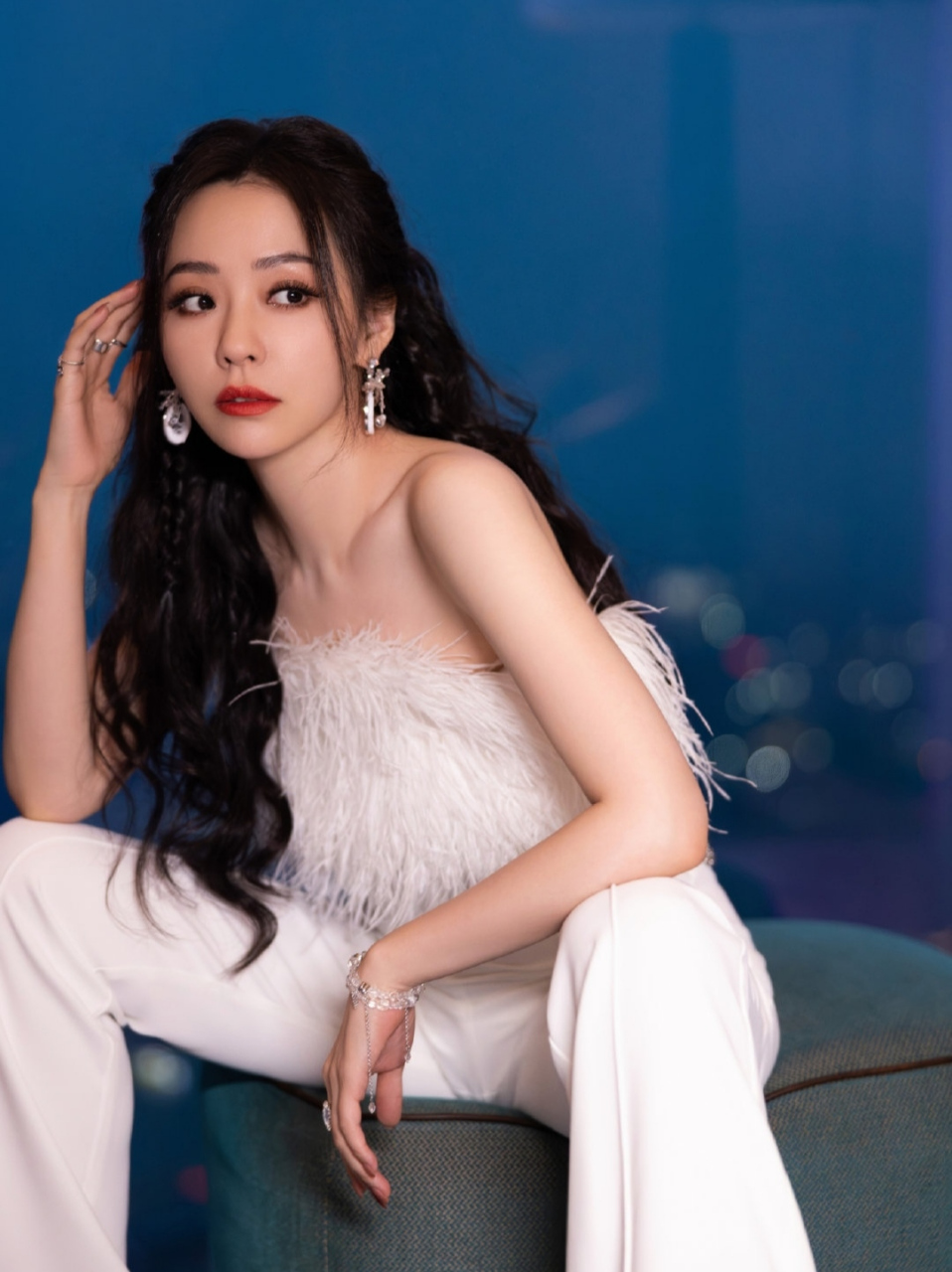 张靓颖参加演出御姐范十足,她的头发又长又厚实,皮肤白到发光,这外形