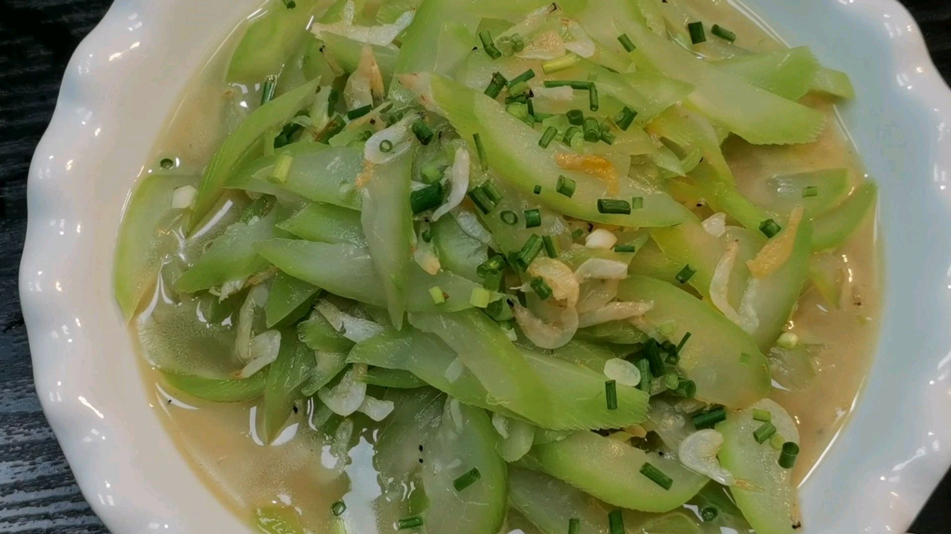 一道江南小镇风味的虾皮炒葫芦瓜分享给大家,记得收藏,非常好吃