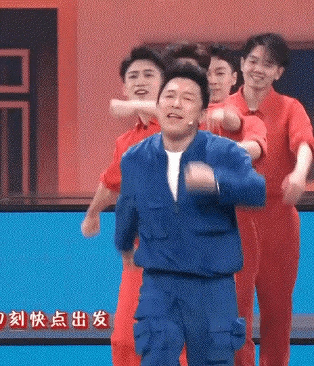 工装裤,跑步机,黄渤再上春晚走台步.