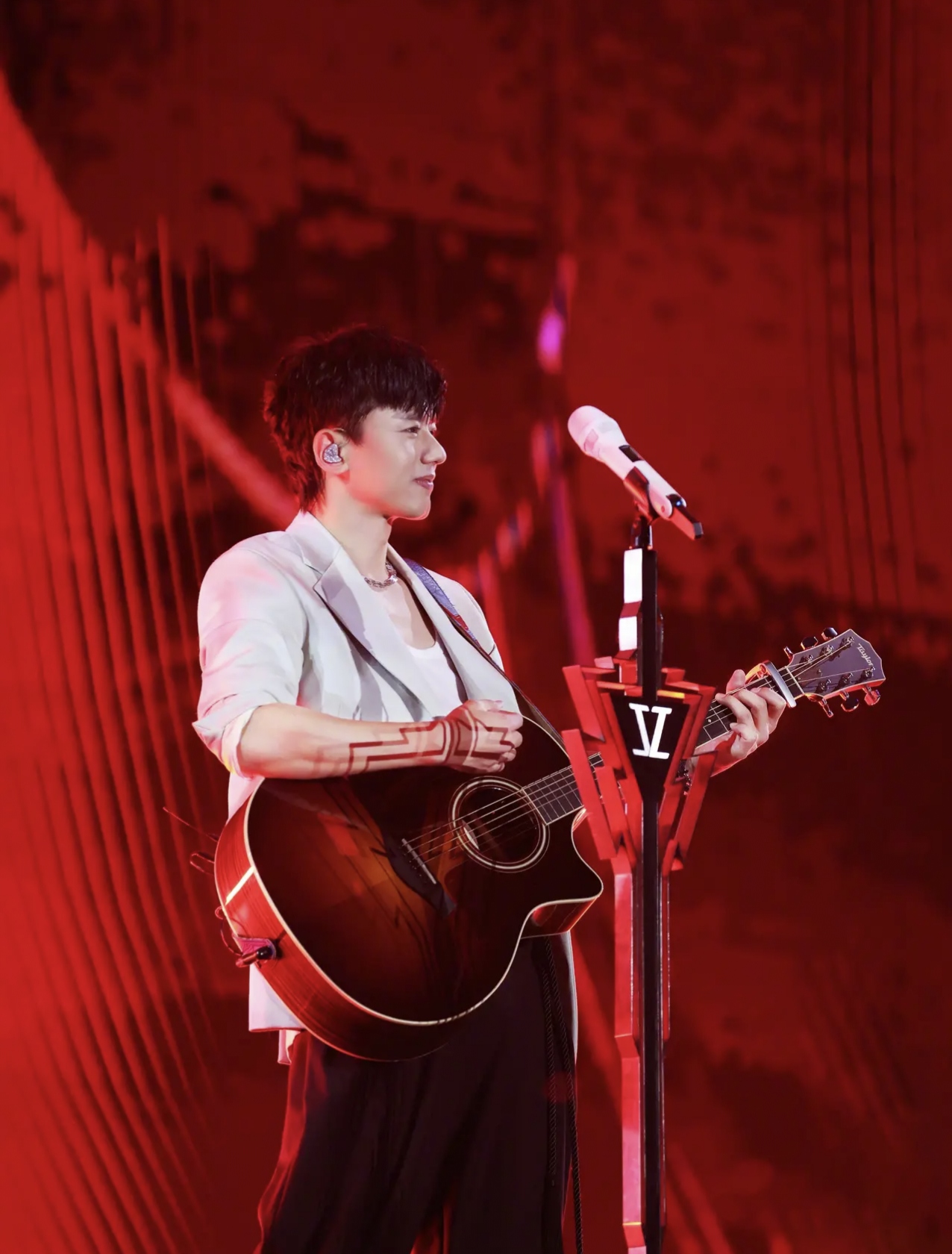 真是太赞了张杰巡回演唱会广州站能容纳80000人的体育场竟然都爆满