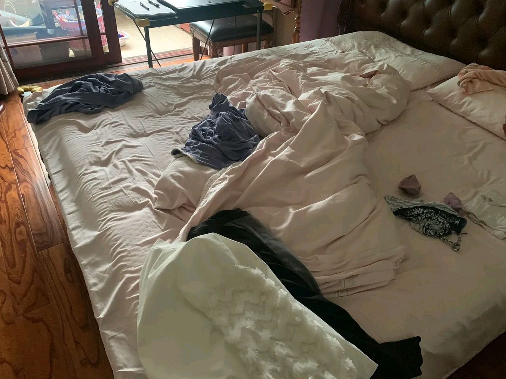 这就是我儿子媳妇的床,衣服被子乱糟糟的,不忍直视.