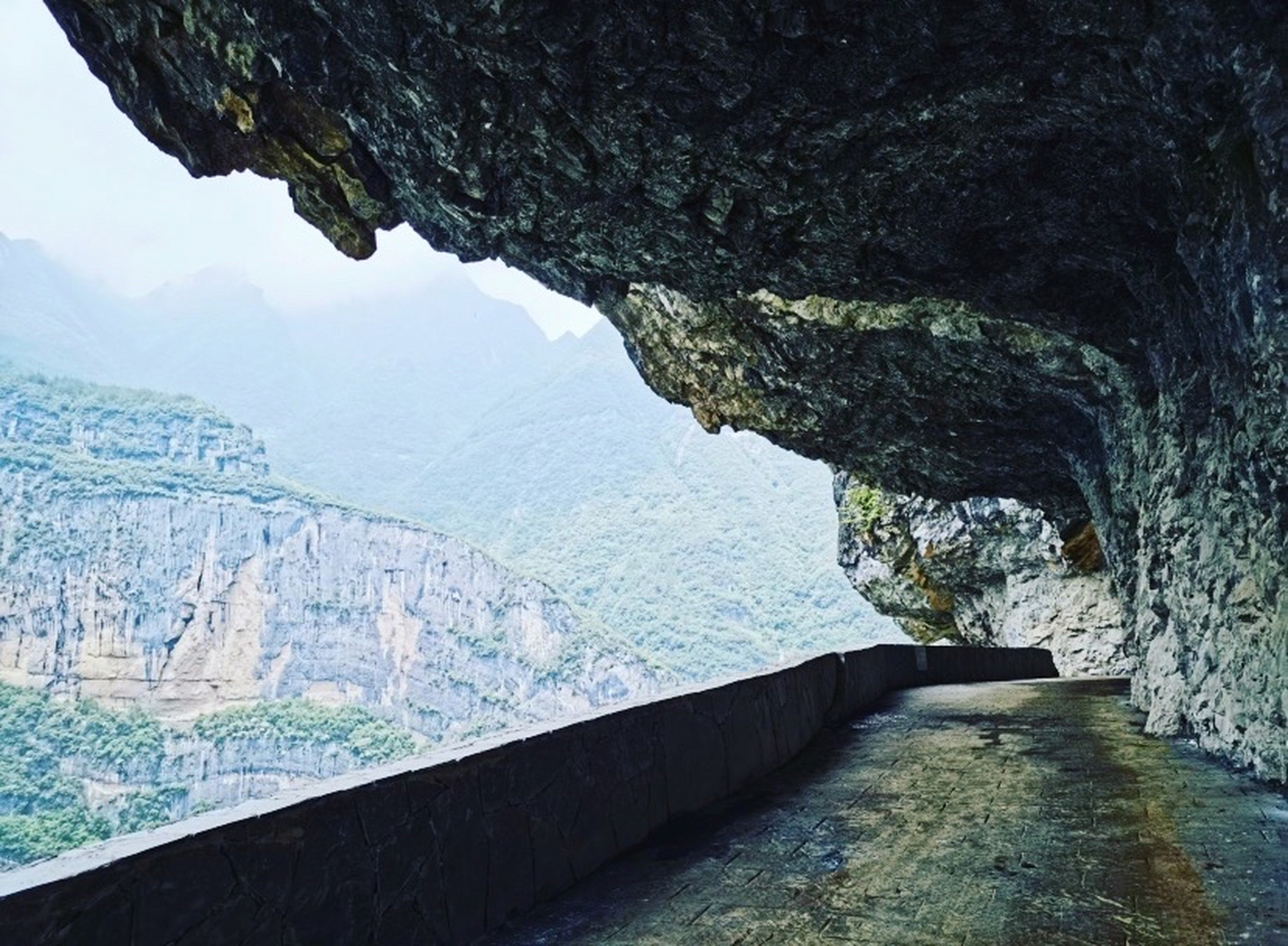 巫溪兰英大峡谷是一个令人惊叹的自然景观,位于重庆市巫溪县的崇山