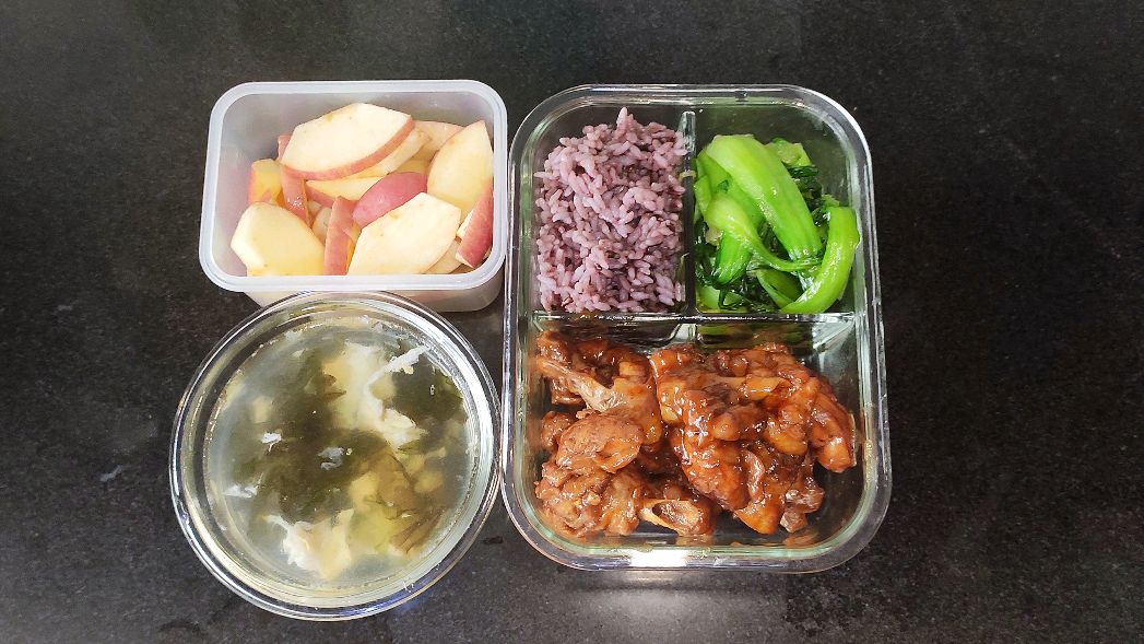 给老婆做便当的第四十二天,红烧鸡翅根和素炒油菜,好吃有营养哦