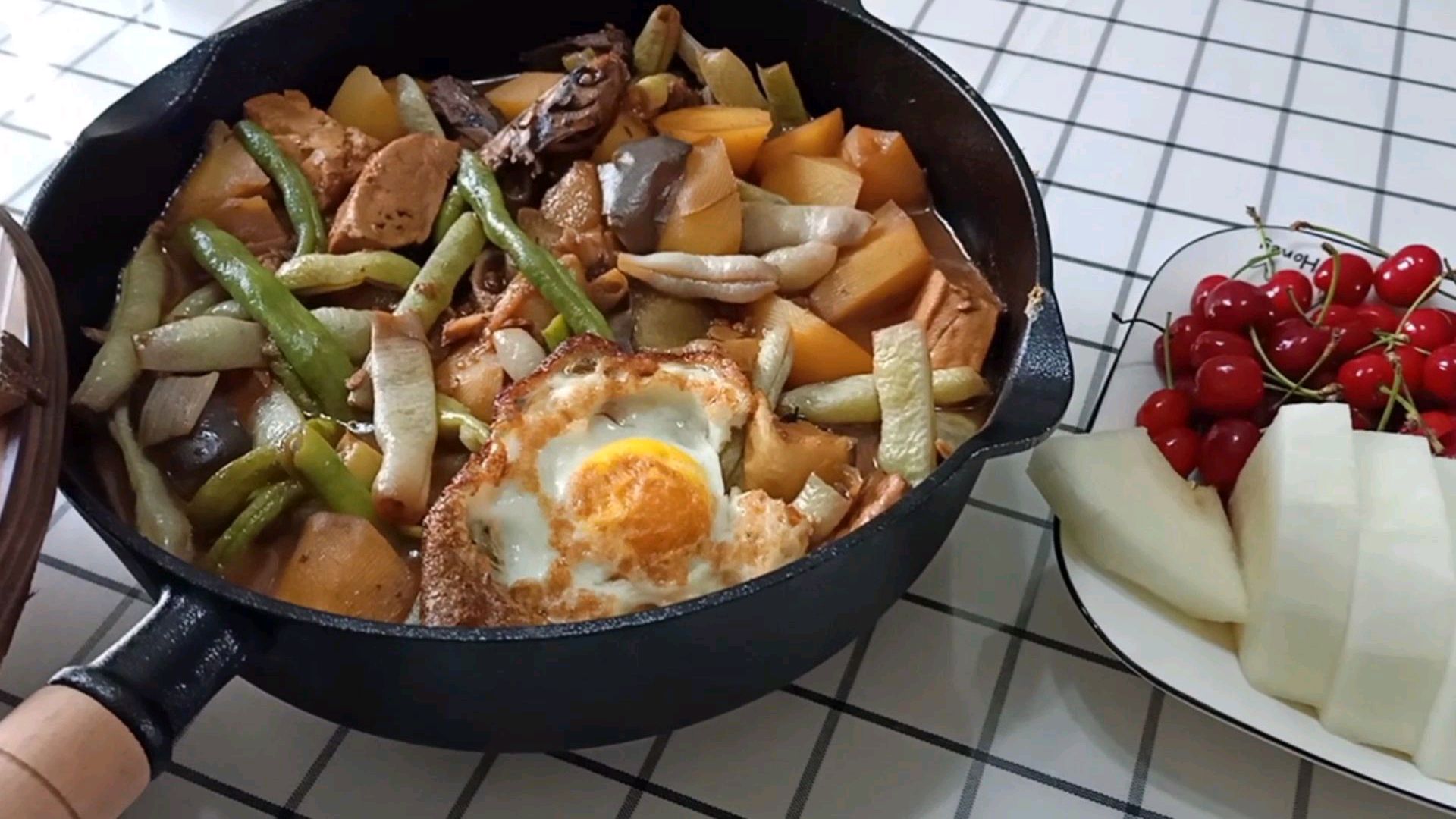 新买的小铁锅很得宠,用它做一锅懒人菜,全家都吃撑了