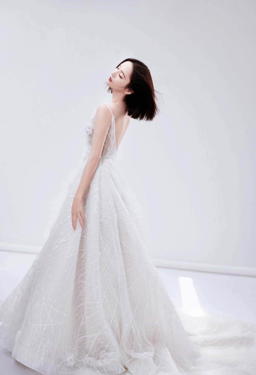 杨颖# #佟丽娅# #于文文# 清纯妩媚的容颜,白皙细嫩的肌肤,婀娜多姿